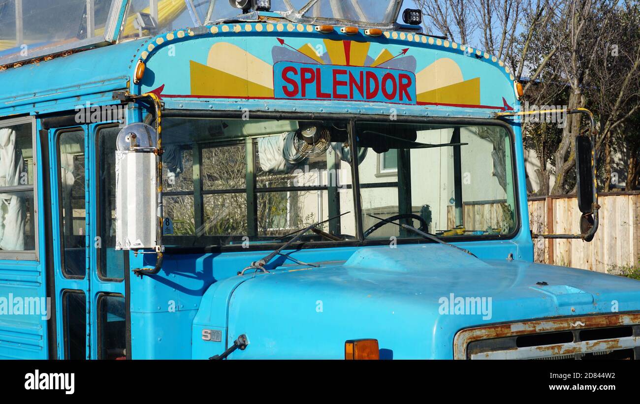 Rinnovato hippie art School bus chiamato Splendor. Autobus di viaggio o camper. Conversione bus RV, casa mobile, casa minuscola, o skoolie. Berkeley, California, Stati Uniti Foto Stock