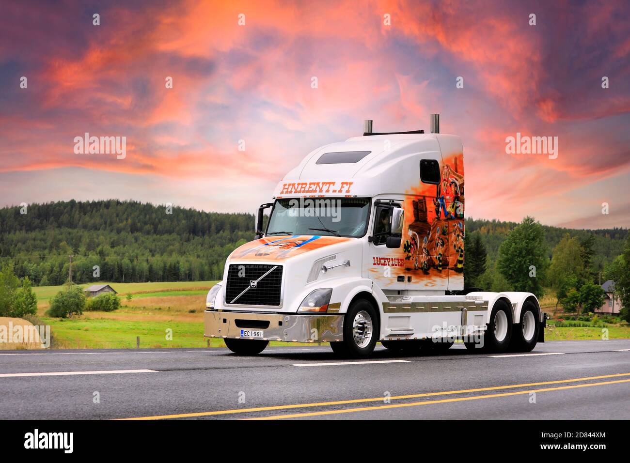 Bianco personalizzato Volvo VNL 64T 670 Truck Lucky Luke anno 2004 di HN Rent Oy a velocità su autostrada 3. Ylöjärvi, Finlandia. 11 agosto 2019. Foto Stock