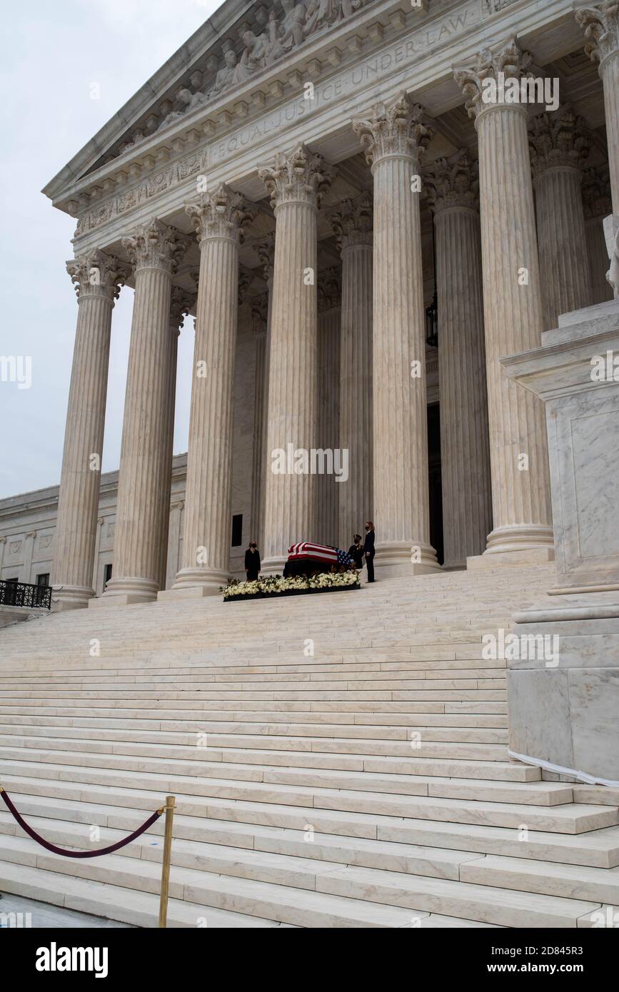 Giustizia il cofanetto di Ruth Bader Ginsburg sui gradini della Corte Suprema Foto Stock
