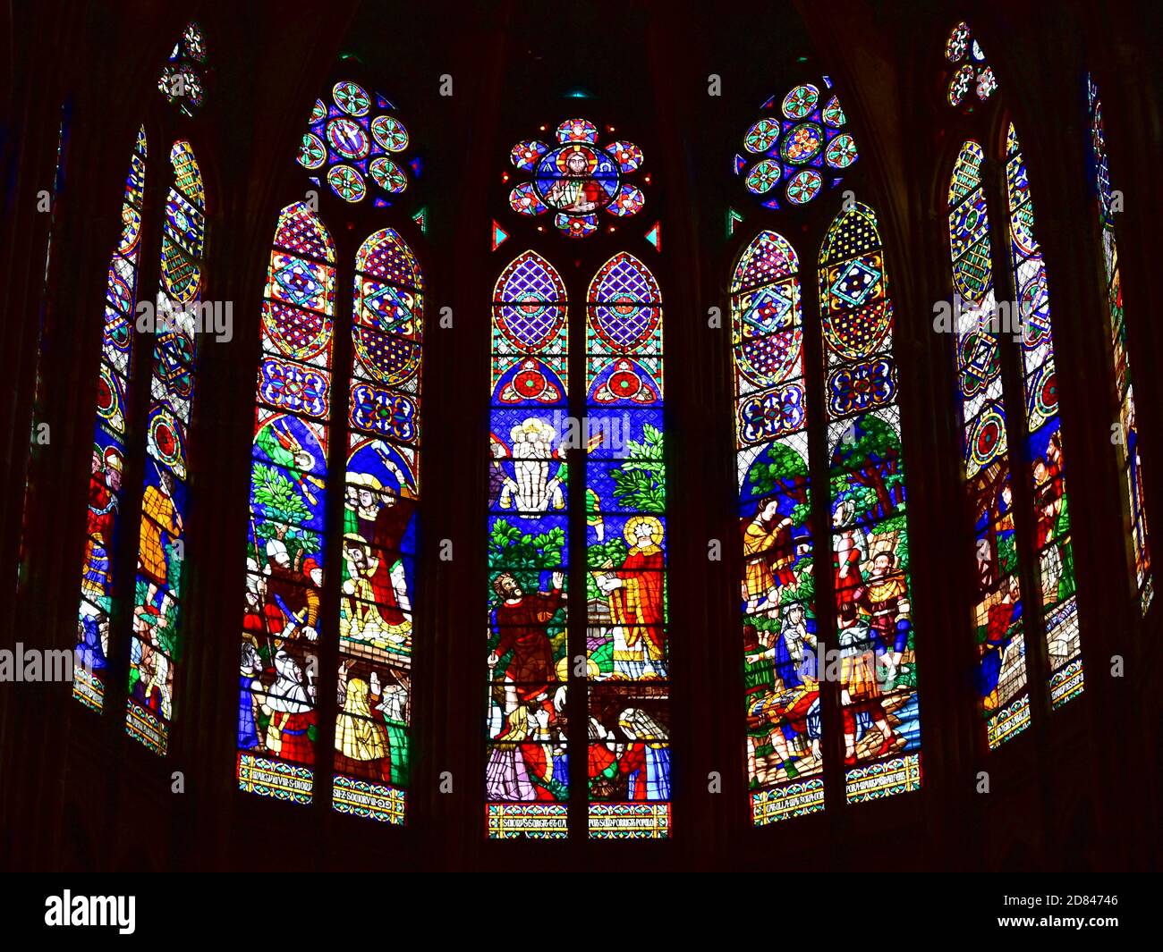 Vetrate absidate presso la Basilique Royale de Saint-Denis. Parigi, Francia. 12 agosto 2019. Foto Stock