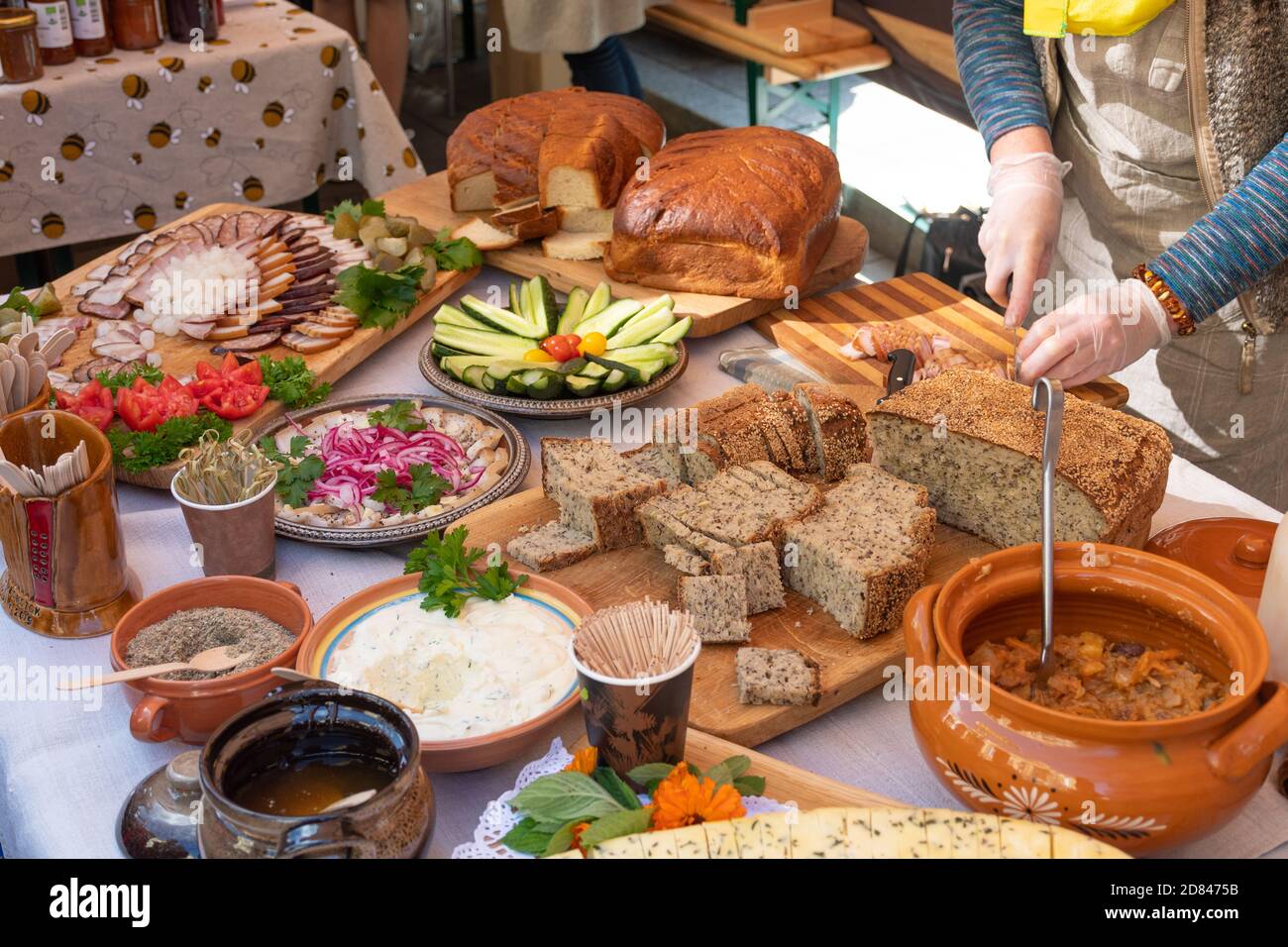 Tavolo pieno di antipasti, antipasti e spuntini, cibo per una festa, lituano o nord Europa o baltica Foto Stock