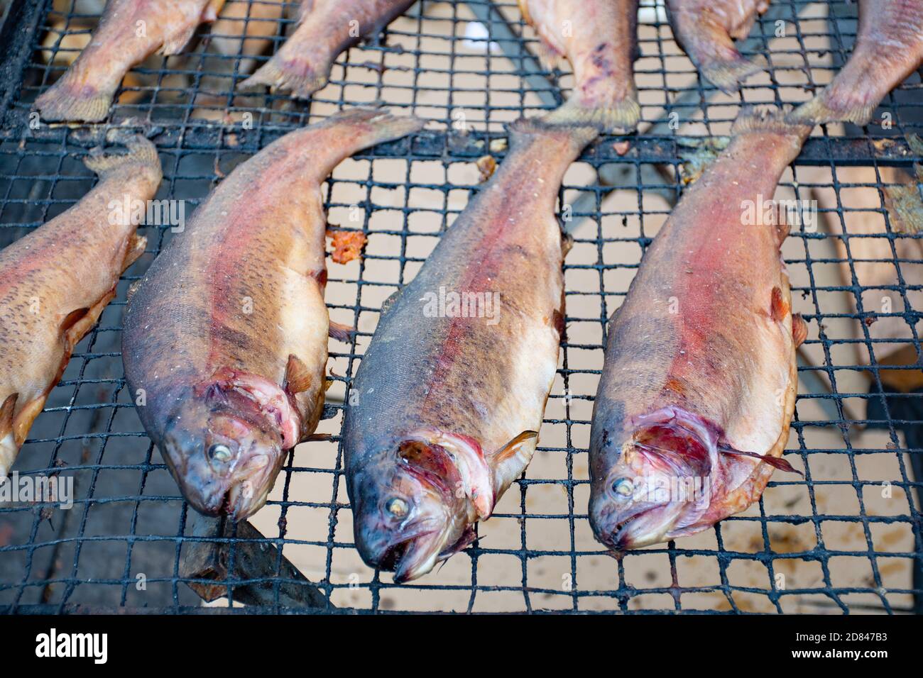 Salmone secco affumicato speziato in un mercato tradizionale, pronto a mangiare Foto Stock