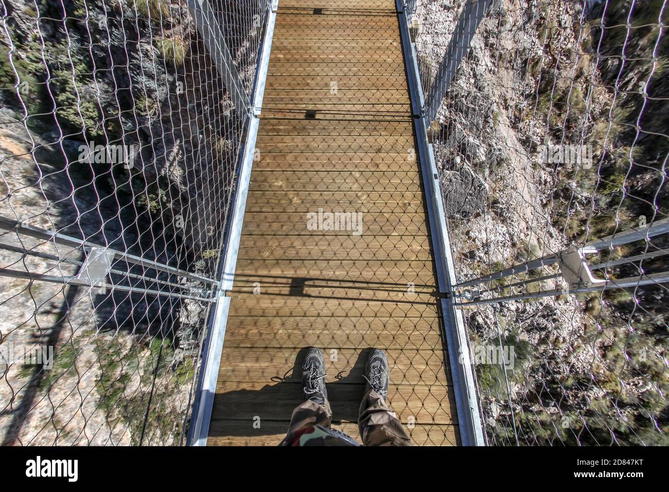 26 ottobre 2020: 26 ottobre 2020 (Canillas de Aceituno, Malaga) il Grande Sentiero di Malaga ha da questo Lunedi una nuova e spettacolare attrazione nel luogo di Saltillo: Un ponte lungo 50 metri situato in una gola che collega i comuni di Sedella e Canillas de Aceituno e passerelle metalliche situate a più di cento metri di altezza sul sentiero che collega tali comuni. La costruzione del ponte sospeso sul fiume Almanchares, 50 metri di lunghezza e 1.20 metri di larghezza, il terzo più grande in Spagna nelle aree naturali, che è stato fatto di acciaio e legno e che è sospen Foto Stock