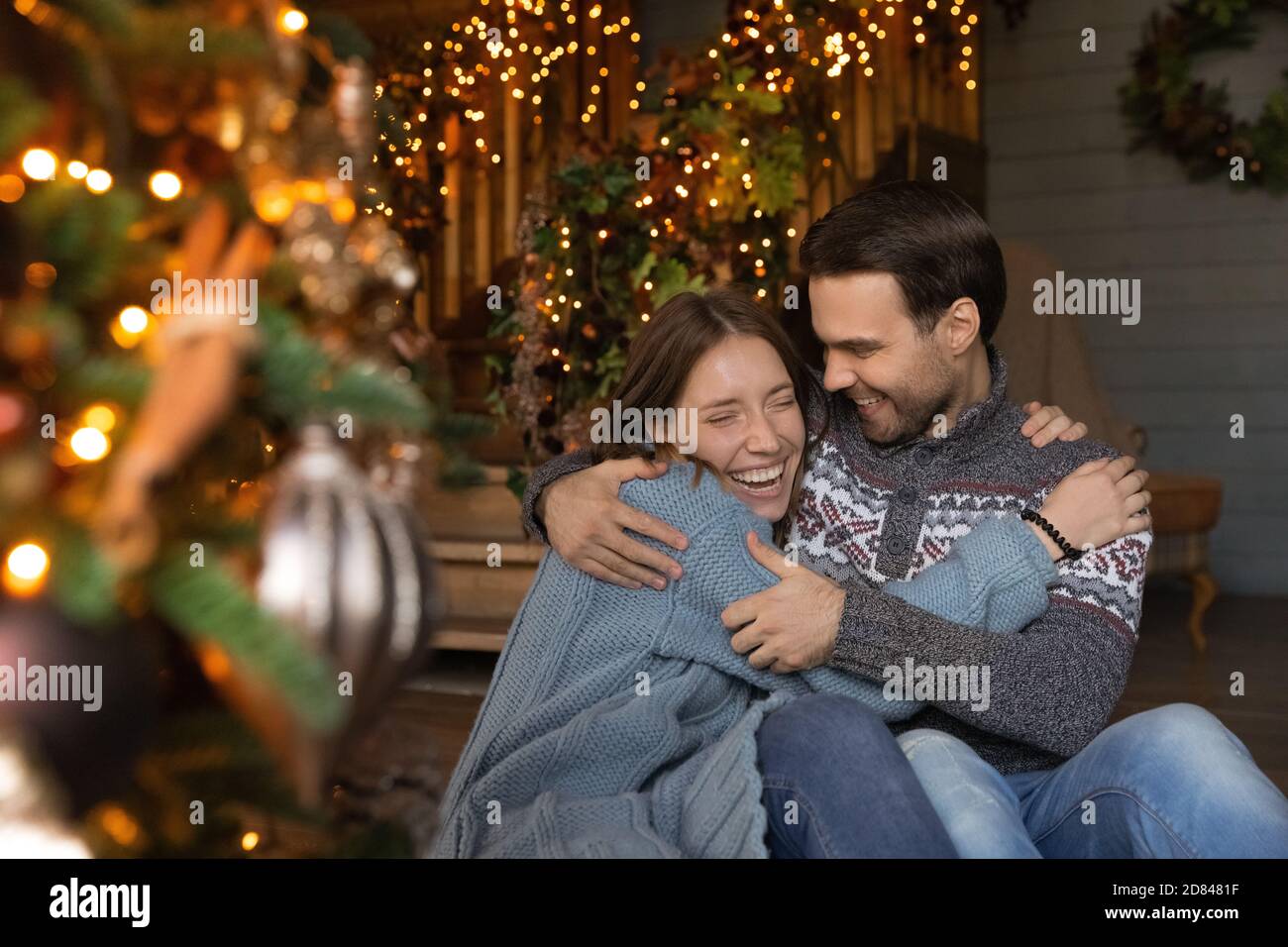 Una coppia molto felice si diverte a festeggiare le vacanze invernali a casa Foto Stock