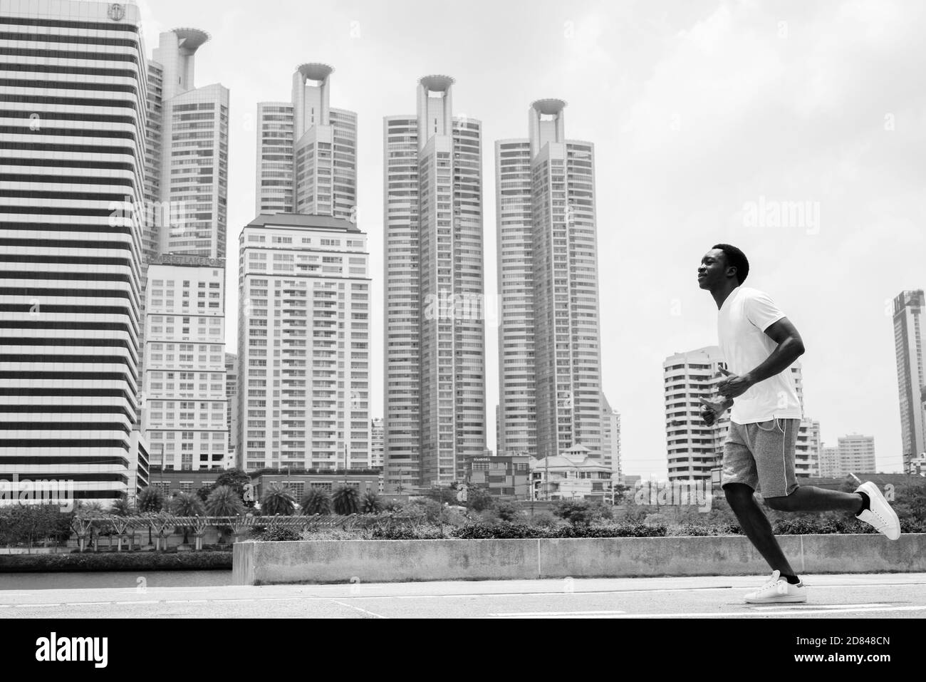 Giovane bell'uomo africano che si esercita al parco Foto Stock