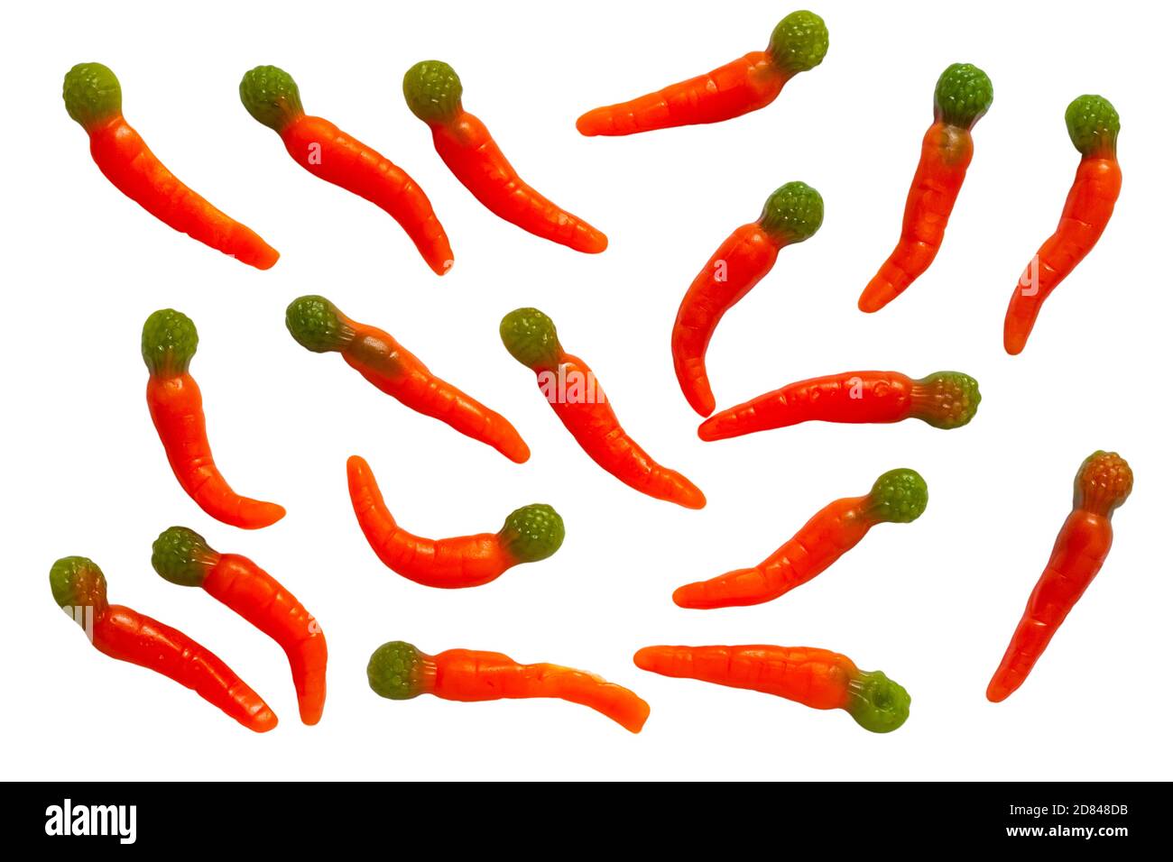 Le carote gummy di Wilko isolate su sfondo bianco - frutta gummy aromatizzare i dolci a forma di carota Foto Stock