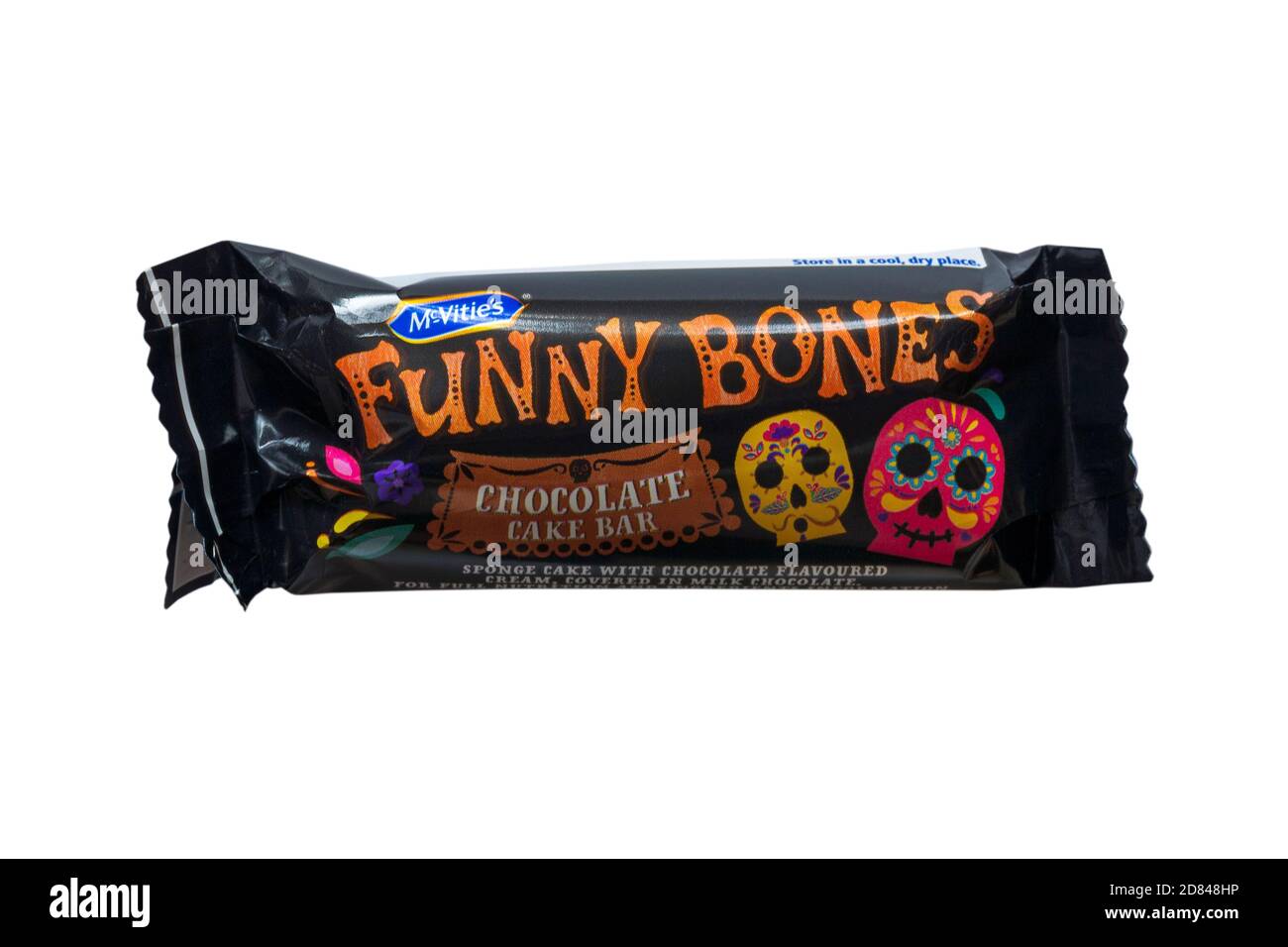 McVities Funny Bones torta al cioccolato bar pronto per Halloween isolato su sfondo bianco Foto Stock
