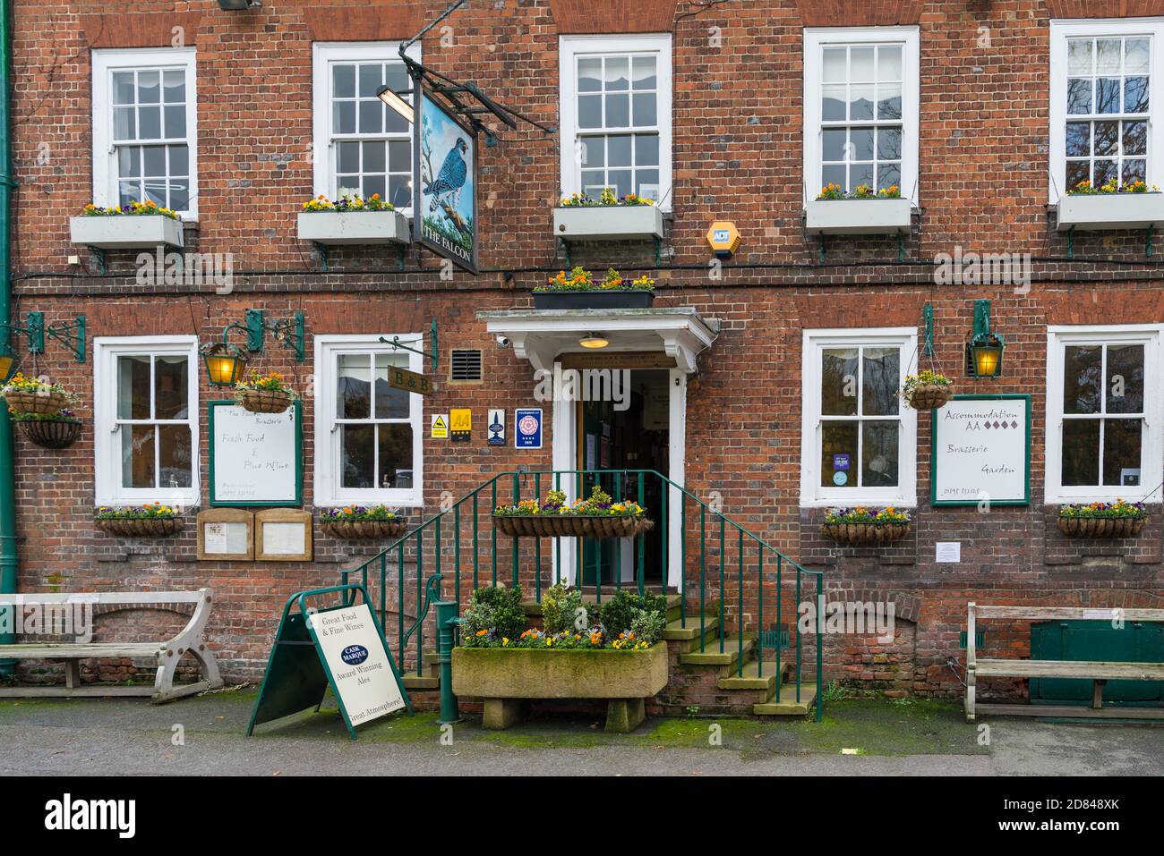 Il Falcon Inn, un pub e ristorante situato nel villaggio di Denham, Buckinghamshire, Inghilterra, Regno Unito. Foto Stock