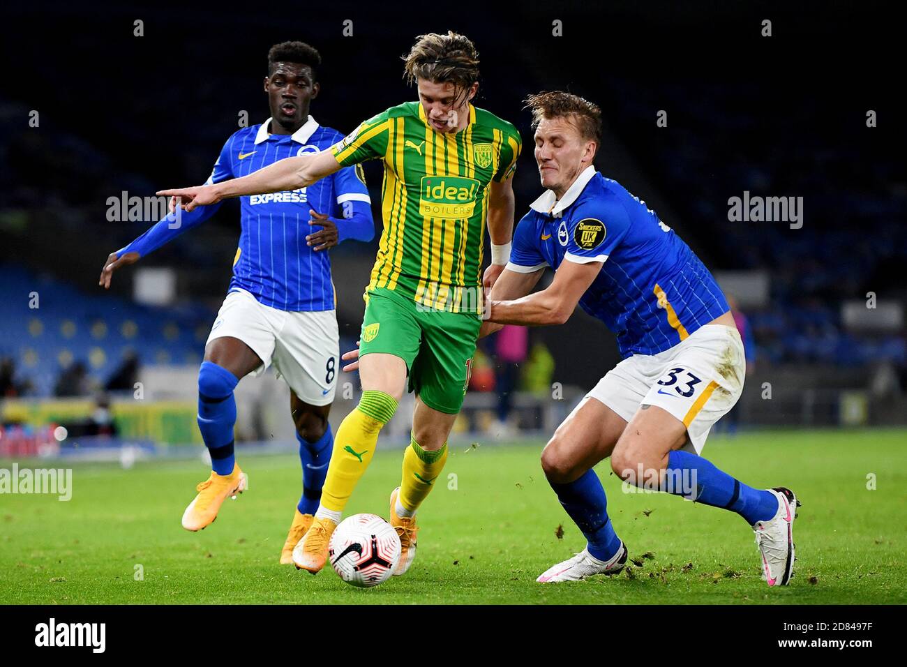 Conor Gallagher di West Bromwich Albion in azione con Dan Burn (R) e Yves Bissouma (L) di Brighton & Hove Albion - Brighton & Hove Albion v West Bromwich Albion, Premier League, Amex Stadium, Brighton, UK - 26 ottobre 2020 solo uso editoriale - si applicano restrizioni DataCo Foto Stock