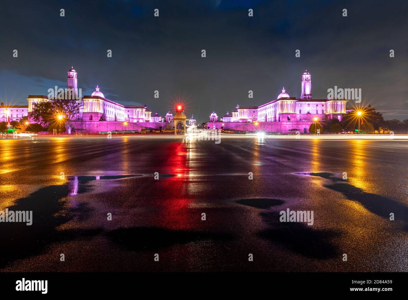 Vista delle luci colorate e dei sentieri luminosi all'esterno dell'iconico Rashtrapati Bhavan di notte. Foto Stock