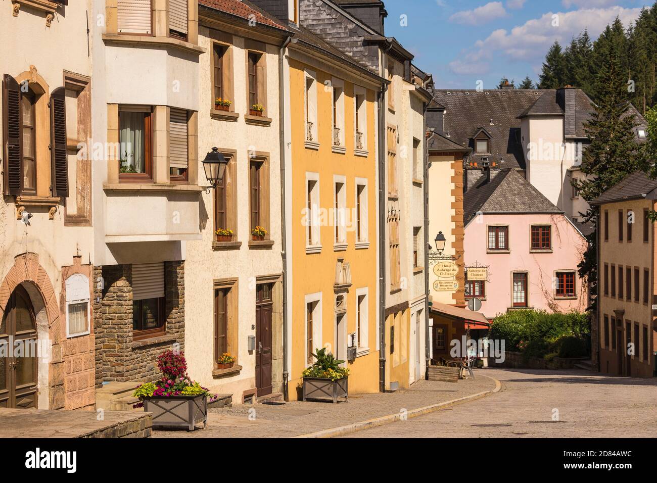 Lussemburgo, Vianden, case color pastello su Rue Grande Foto Stock