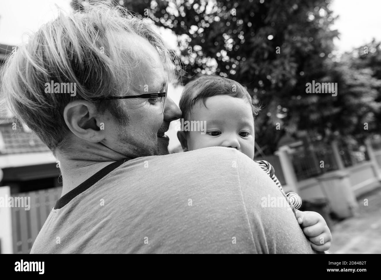 Padre e Figlio bambino legare assieme a casa all'aperto Foto Stock