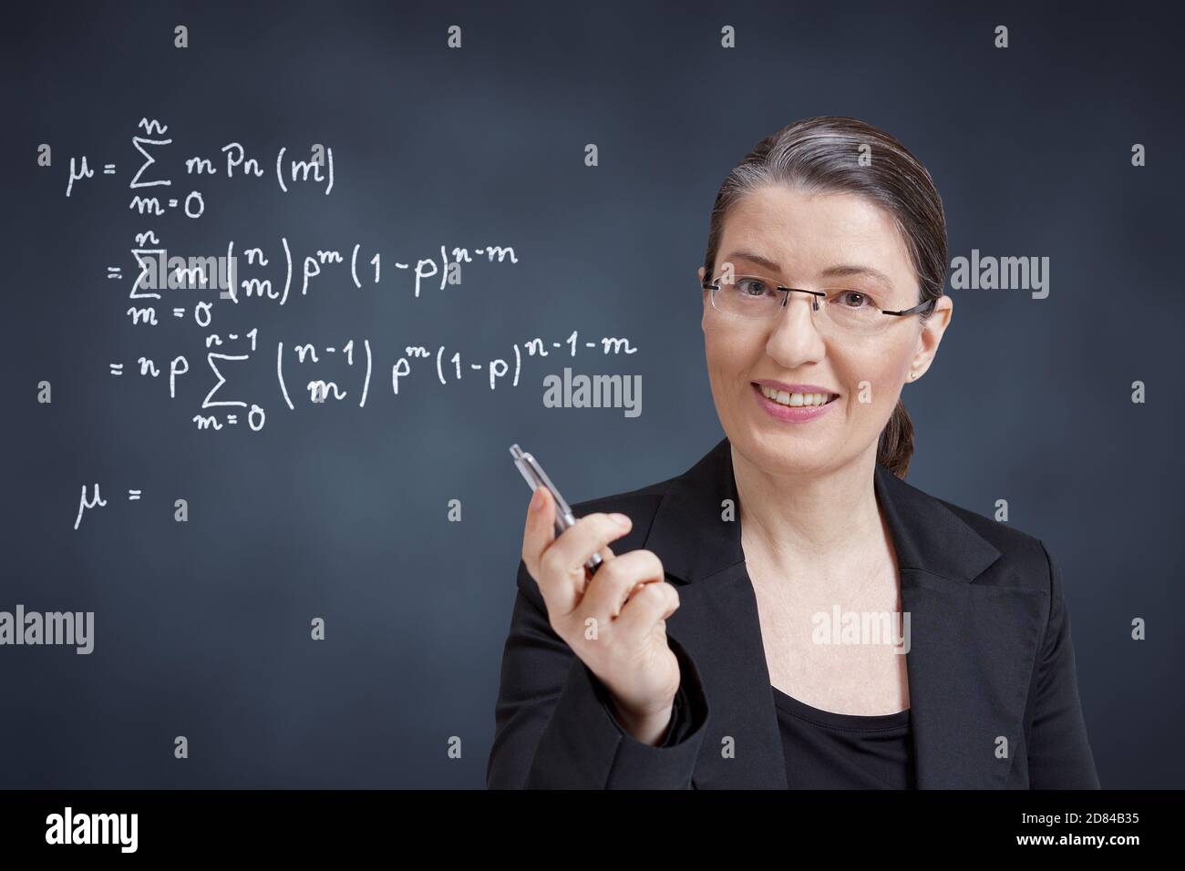 Concetto di apprendimento a distanza: Professore di matematica amichevole, insegnante, tutor o allenatore personale di fronte alla lavagna. Foto Stock