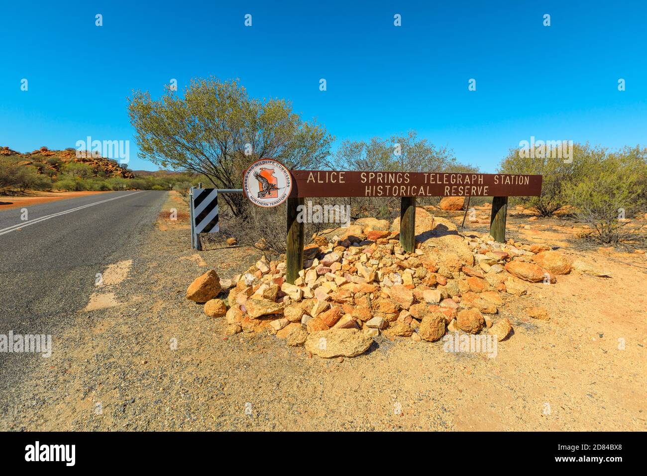 Alice Springs, Northern Territory, Australia - 14 agosto 2019: Porta della stazione del telegrafo nella città di Alice Springs. Punto di riferimento storico ad Alice Springs Foto Stock