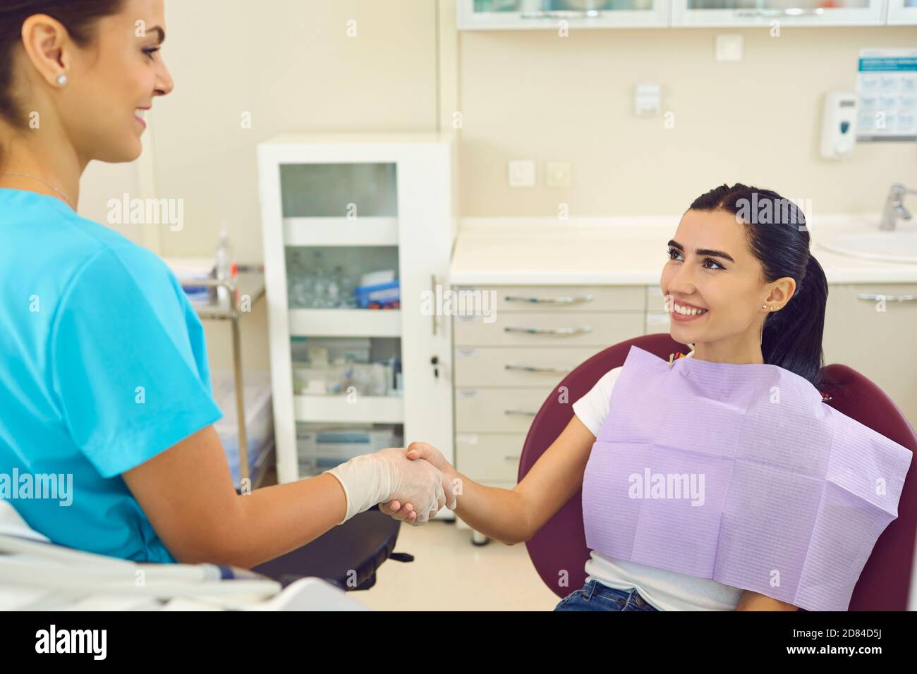 Cura e trattamento dentale. Odontoiatria. Ufficio del dentista. Denti sani e sorriso. Foto Stock