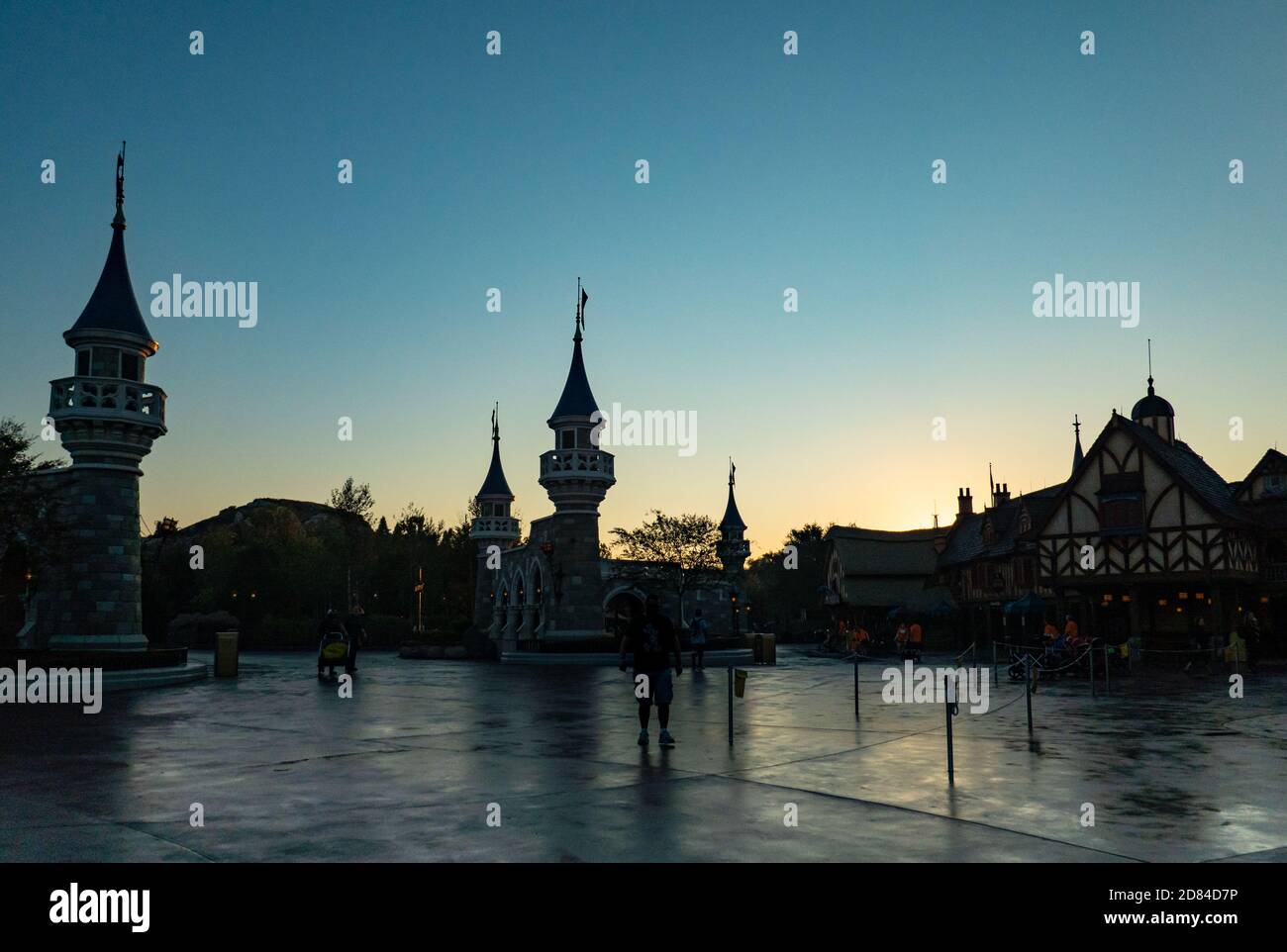Una tranquilla piazza a Fantasyland, Magic Kingdom, Disney World attende i turisti per arrivare all'alba Foto Stock