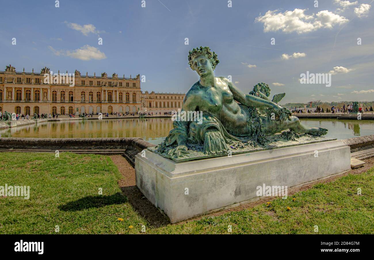Versailles, Francia - 17 aprile 2019 : scultura in bronzo nel giardino del castello Versailles. Foto Stock
