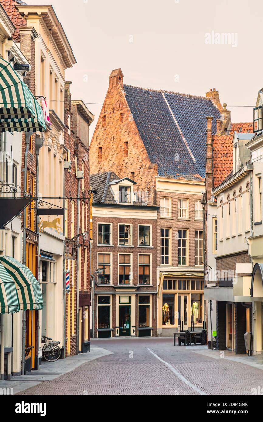 Vista serale di una via dello shopping vuota nell'antica Città olandese di Zutphen Foto Stock