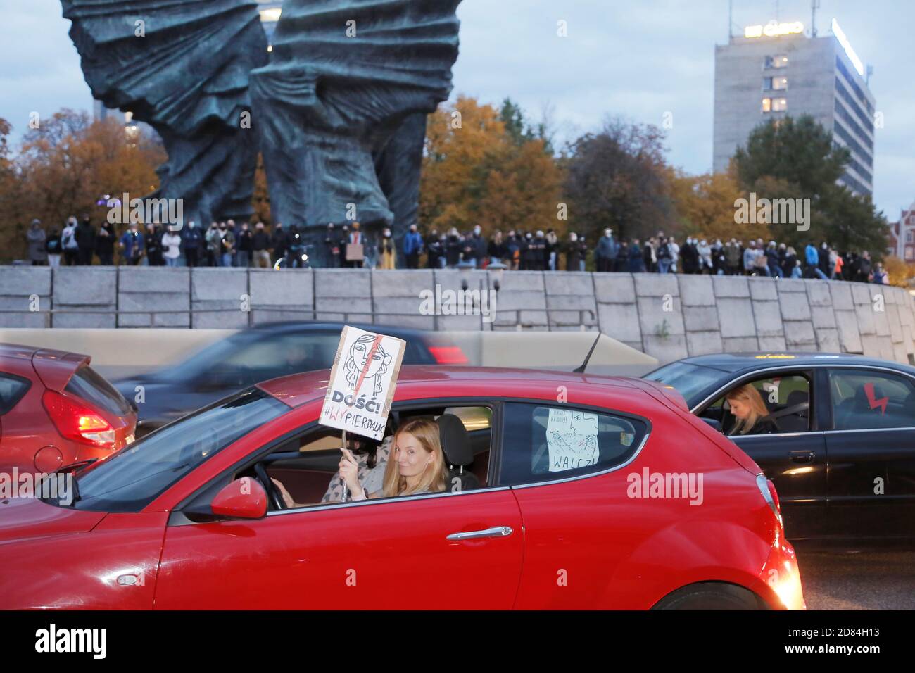 Protesta contro l'inasprimento dei regolamenti anti-aborto il 26 ottobre 2020 a Katowice, Polonia. La protesta ha preso la forma di un blocco di Th Foto Stock