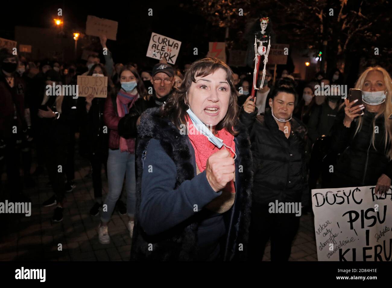 Poche migliaia di giovani, soprattutto, hanno protestato contro l'inasprimento dei regolamenti anti-aborto il 26 ottobre 2020 a Katowice, Polonia. Foto Stock