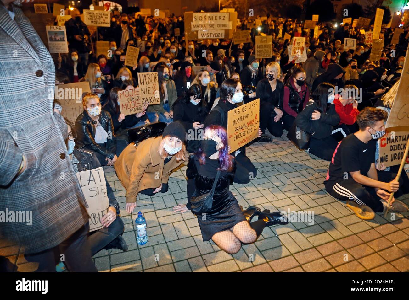 Poche migliaia di giovani, soprattutto, hanno protestato contro l'inasprimento dei regolamenti anti-aborto il 26 ottobre 2020 a Katowice, Polonia. Foto Stock