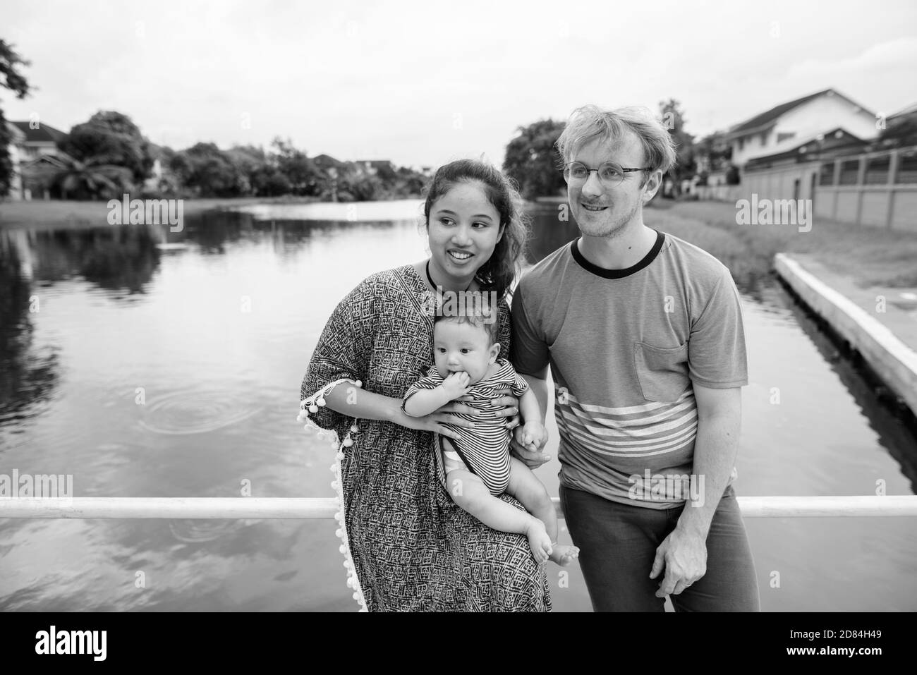 Giovane famiglia multietnica che si unisce al parco Foto Stock