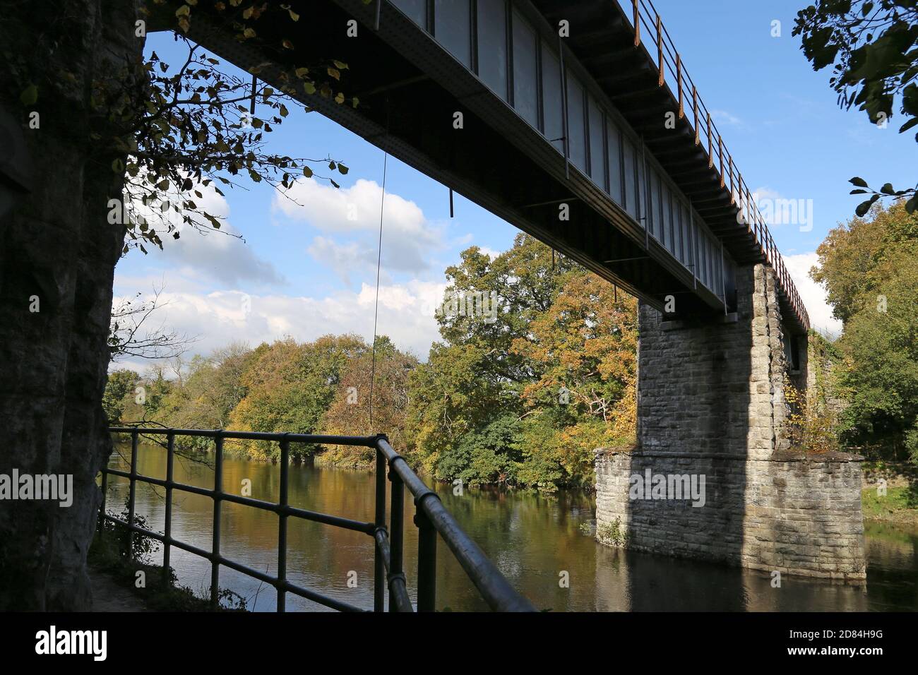 Ponte ferroviario sul fiume Wye tra le stazioni di Cilmeri e Builth Road, Builth Wells, Brecknockshire, Powys, Galles, Gran Bretagna, Regno Unito, Europa Foto Stock