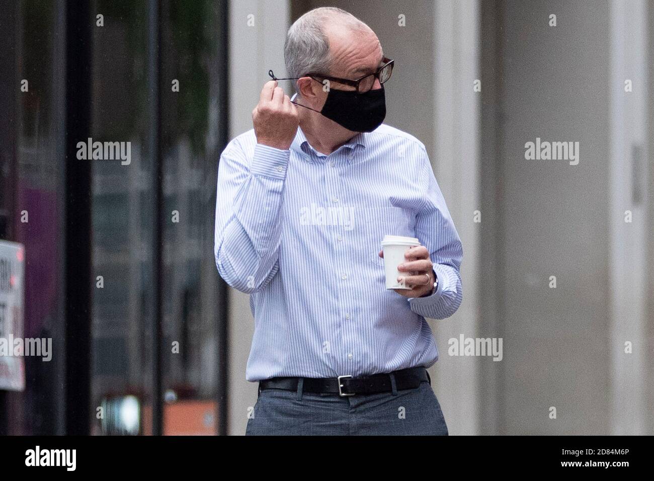 Sir Patrick Vallance il Consigliere Scientifico Capo dei governi rimuove il suo maschera di faccia mentre cammina per un caffè questa mattina Come primo Ministro Boris John Foto Stock