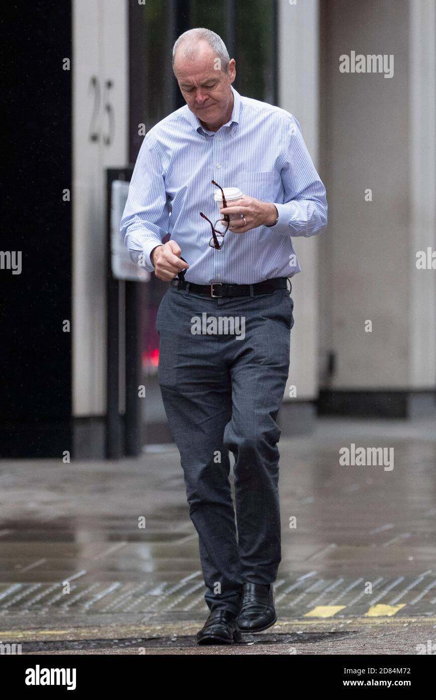 Sir Patrick Vallance il Consigliere Scientifico Capo dei governi rimuove il suo maschera di faccia mentre cammina per un caffè questa mattina Come primo Ministro Boris John Foto Stock