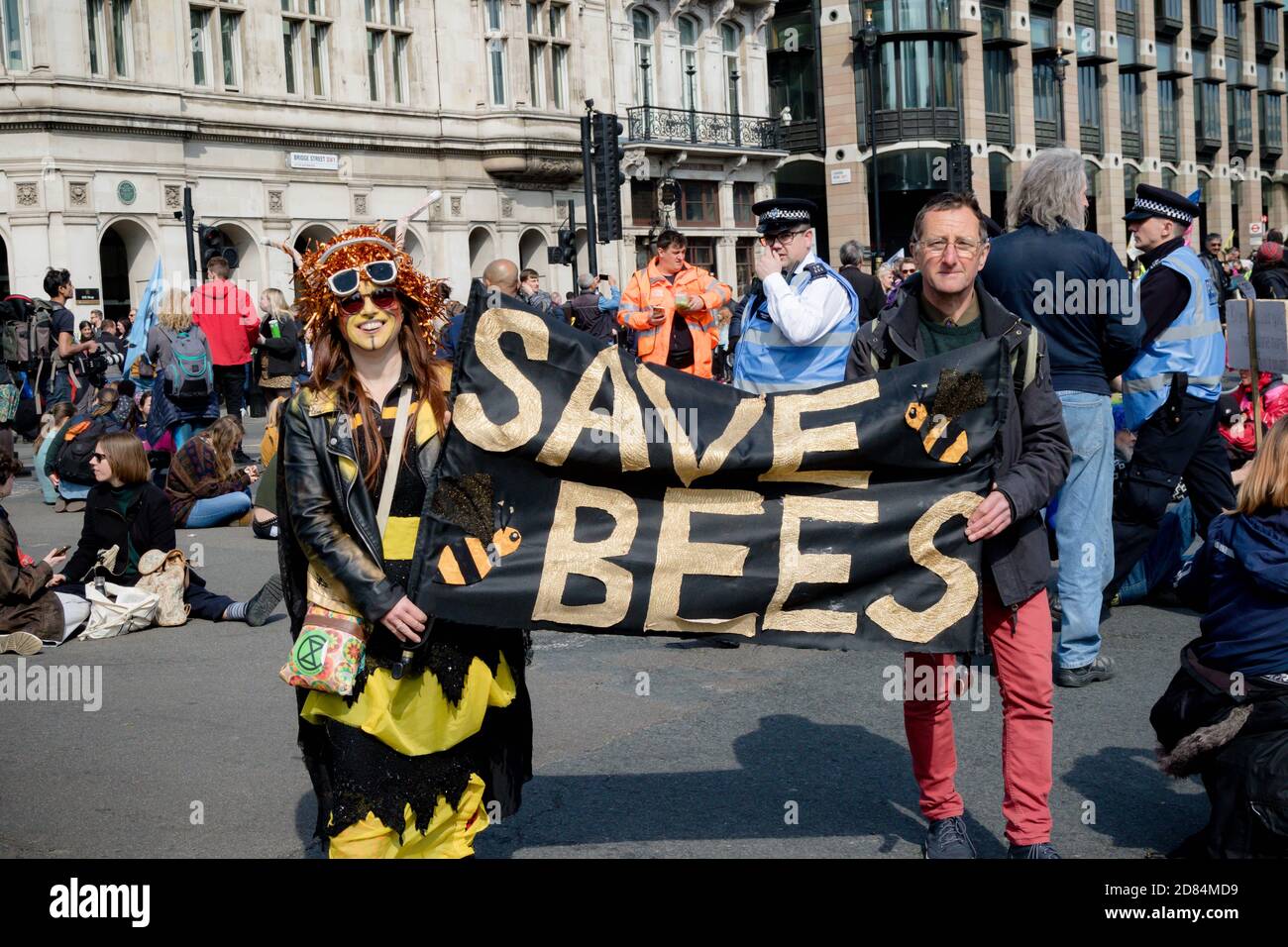 Londra, Regno Unito, 15 aprile 2019:- i manifestanti della ribellione per l'estinzione in Piazza del Parlamento, protestando per la perdita delle api Foto Stock