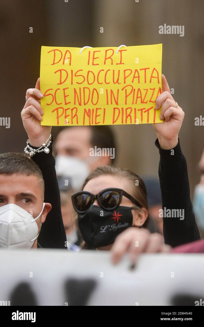 Roma del Pantheon,manifestazione dei lavoratori dello sport e dei titolari delle palestre contro le misure di controllo della pandemia Covid - 19 coronavirus contenute nel nuovo DPCM (STEFANO CAROFEI/Fotogramma, ROMA - 2020-10-27) p.s. la foto e' utilisabile nel messaggio del contato, in a cuesto e senza intendente difamatorio del decoro delle persone rappresentate Foto Stock