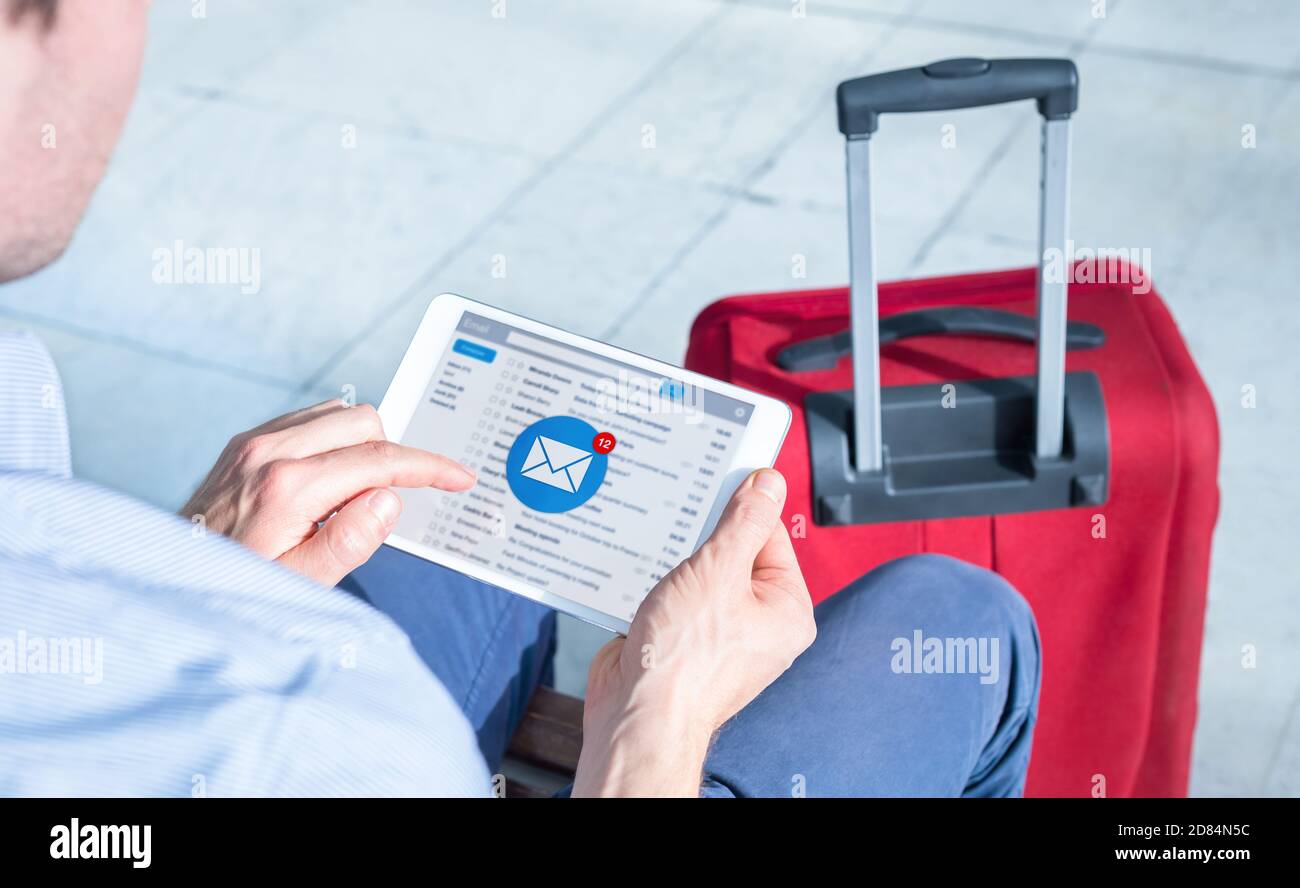 Notifica della posta in arrivo con un uomo d'affari che riceve un nuovo messaggio in arrivo all'aeroporto durante l'attesa del volo, concetto di marketing della comunicazione via e-mail, Foto Stock