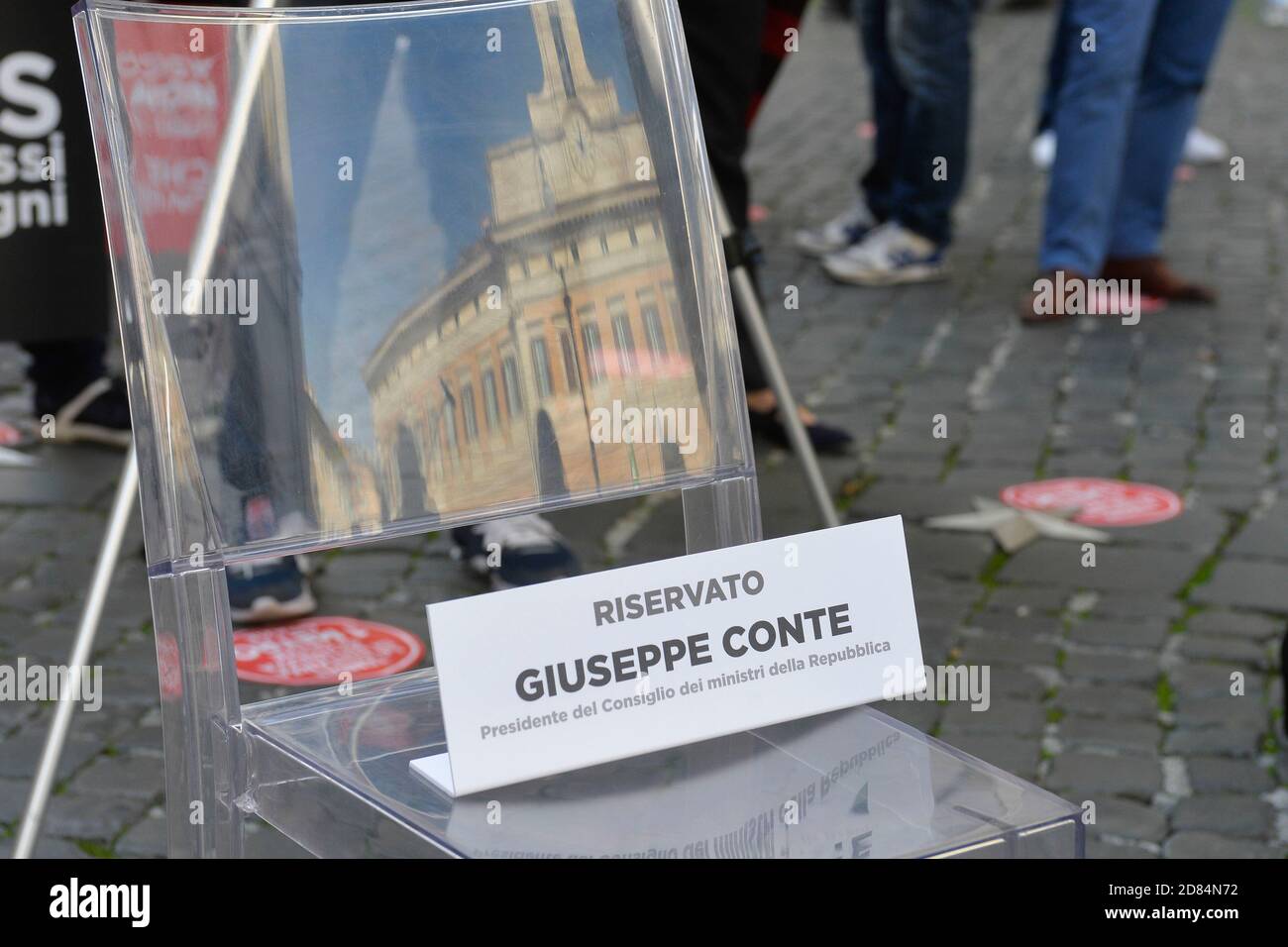 Roma Piazza Montecitorio,manifestazione dei lavoratori del settore congressi e trasporti contro le misure di controllo della pandemia Covid - 19 coronavirus contenute nel nuovo DPCM (STEFANO CAROFEI/Fotogramma, ROMA - 2020-10-27) p.s. la foto e' utilisabile nel messaggio del contato, in uno stile e senza intendente difamatorio del decoro delle persone rappresentate Foto Stock