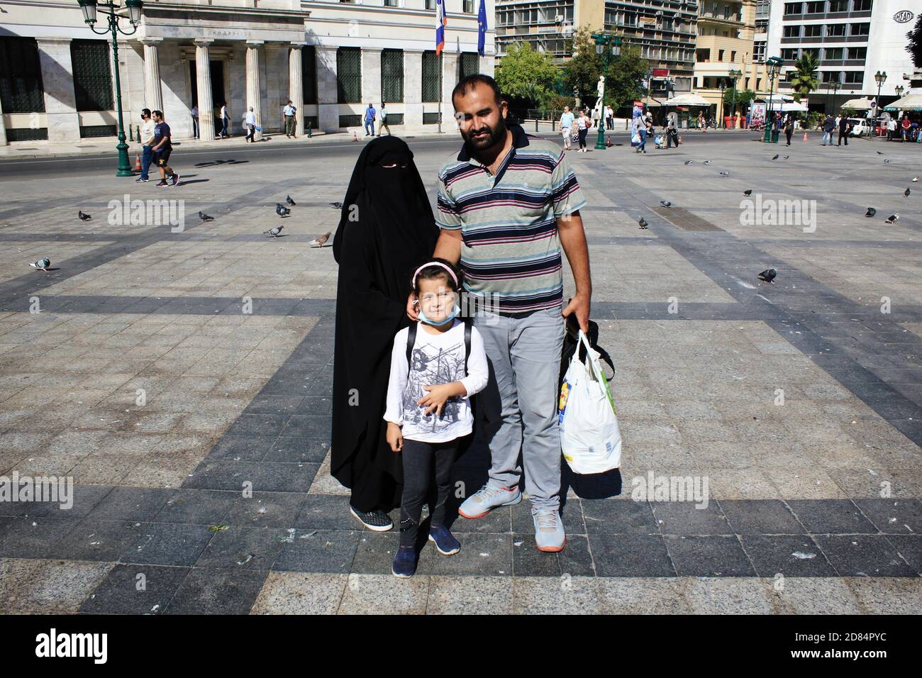 Ritratto di una famiglia di immigrati musulmani nel centro di Atene, Grecia, 9 ottobre 2020. Foto Stock