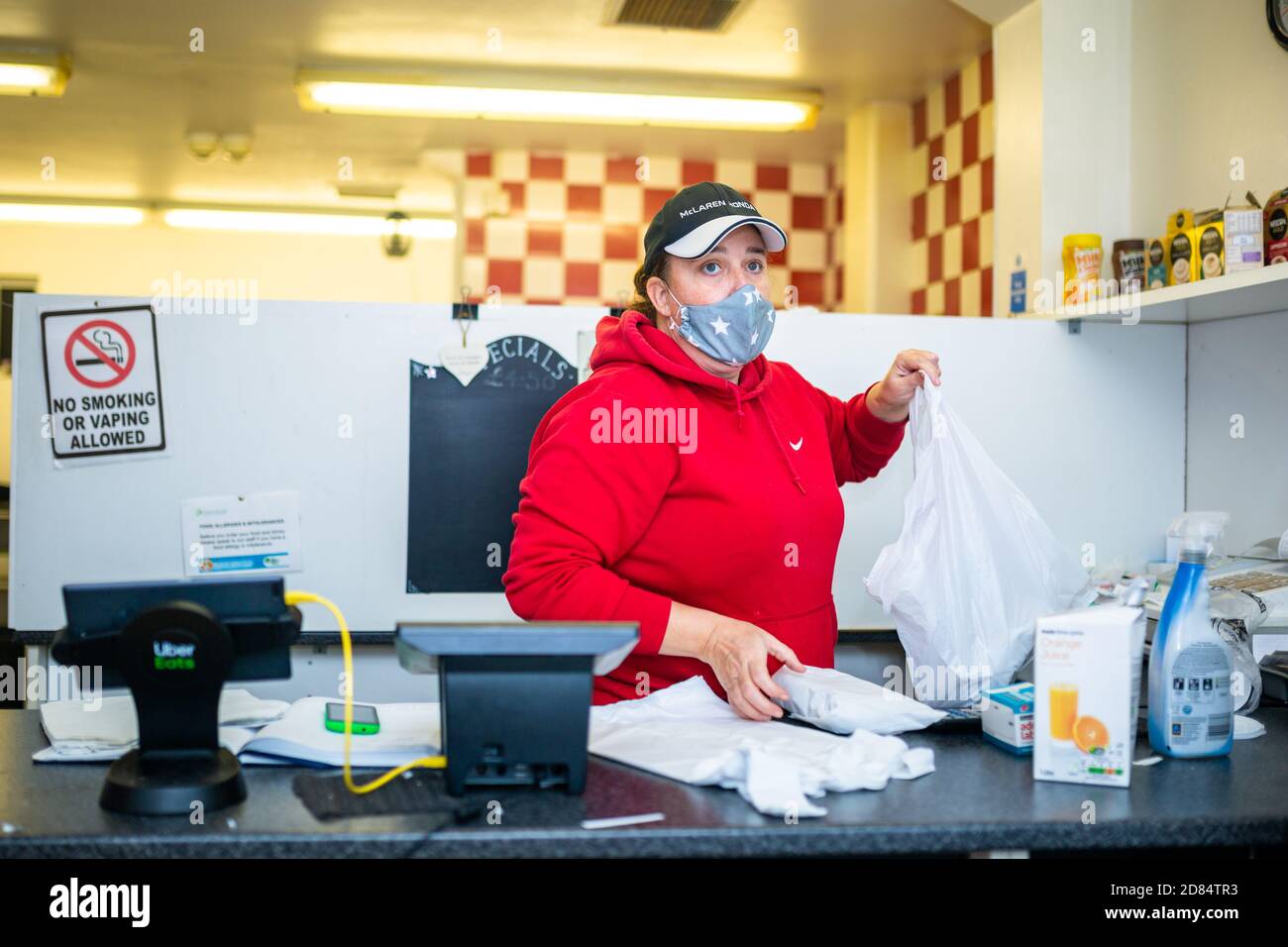 Netherton, West Midlands, Regno Unito. 27 ottobre 2020. Sarah Peniket-Aldridge prepara pasti da asporto nel suo bar - Netherton Cafe - nel Black Country, West Midlands, per i bambini durante il semestre scolastico. "Abbiamo inviato decine di pasti caldi per i bambini affamati. Forniamo anche quelli che isolano da Covid e alcune persone non possono pagare fino a quando non ottengono il loro credito universale o salari. Ma ottengono il loro cibo e li lasciamo pagare quando possono", dice. "Non lascerò che nessuno vada affamato." Netherton, a Sandwell, è in alto allerta, ed è una delle zone più povere dell'Inghilterra. Foto Stock