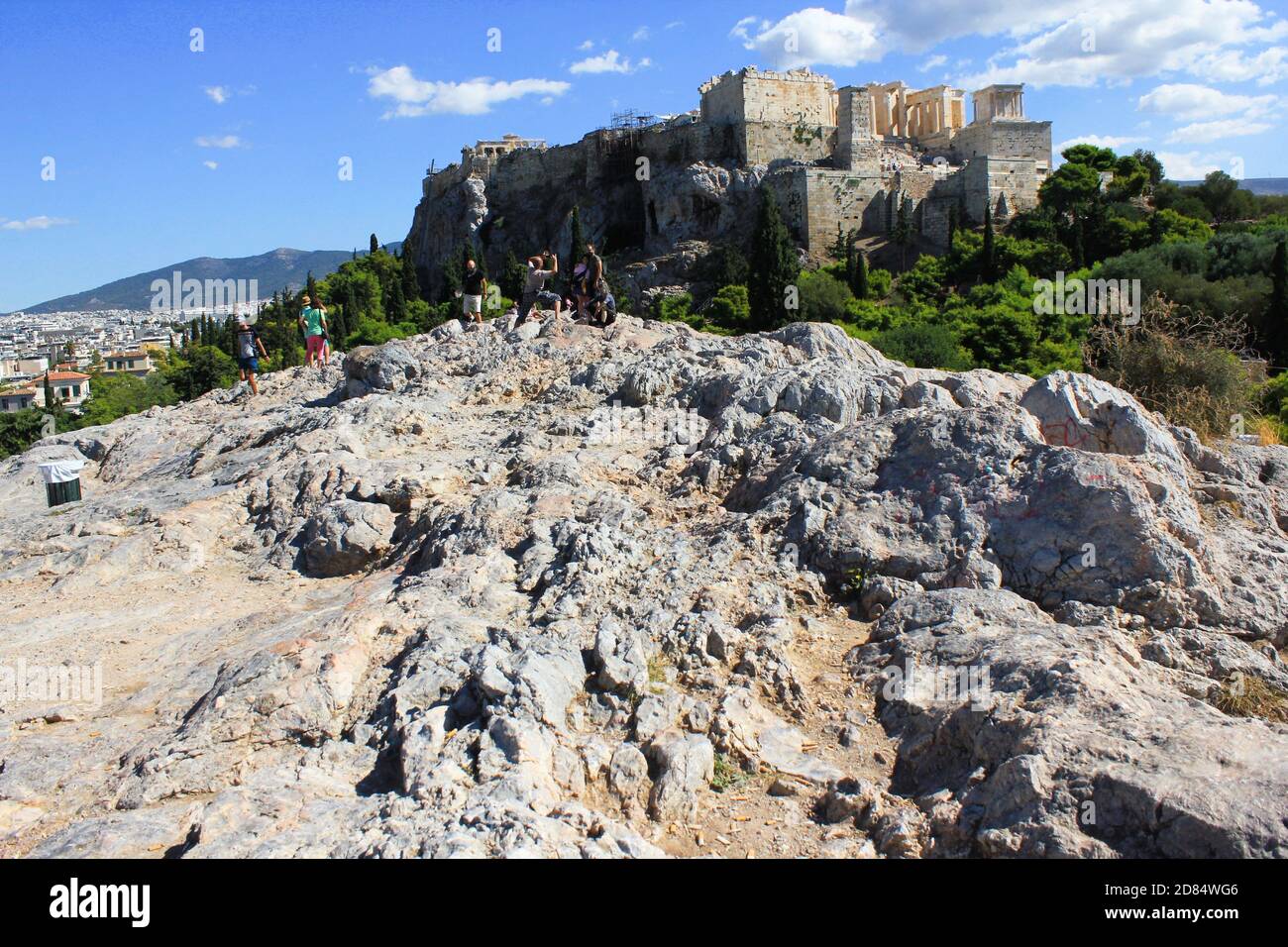 Vista della collina dell'Acropoli dalla collina di Areopagus ad Atene, Grecia, 9 ottobre 2020. Foto Stock