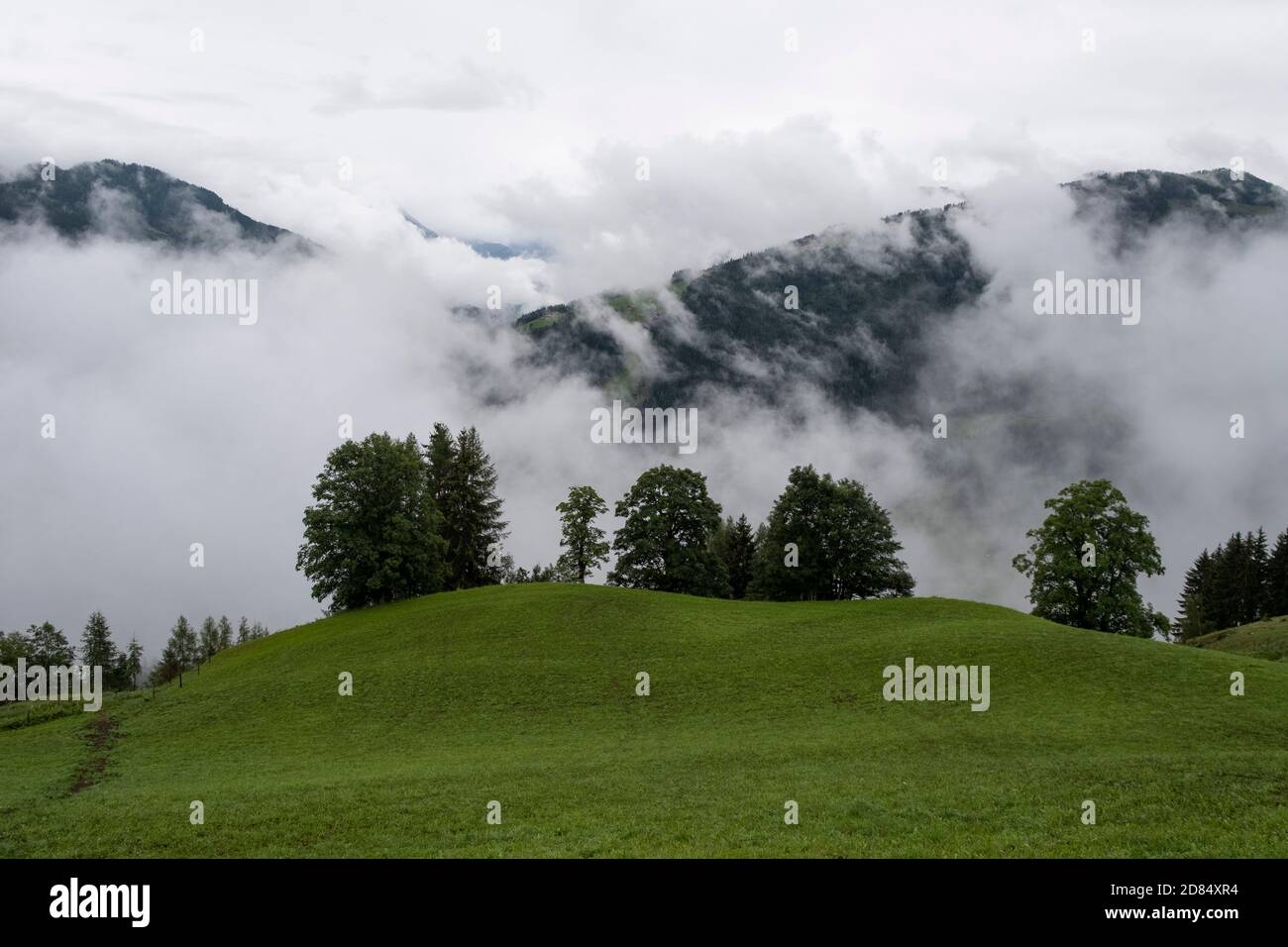 Montagne coperte di nuvole di pioggia, Wagrain nella regione di Pongau, Salisburgo Foto Stock