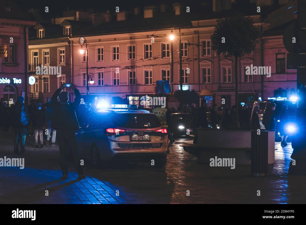 Lublino, Polonia - 23 ottobre 2020: L'uomo ha girato la protesta organizzata da Strajk Kobiet contro il divieto di aborto in Polonia Foto Stock