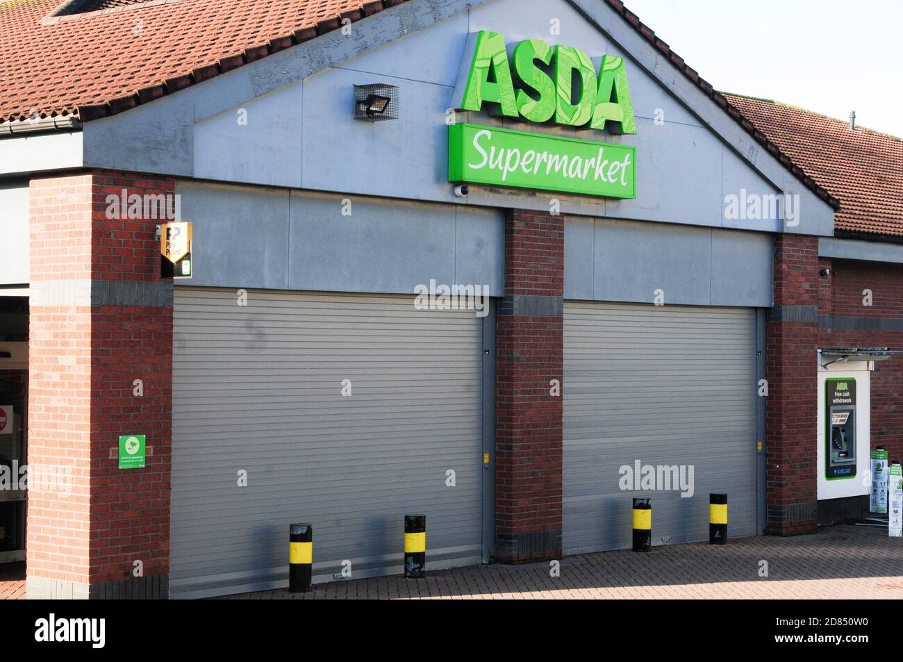 York, Regno Unito, inghilterra, 24-10-2020, UK supermarket building esterno chiuso con persiane sicure e pilastri per veicoli in posizione. Foto Stock