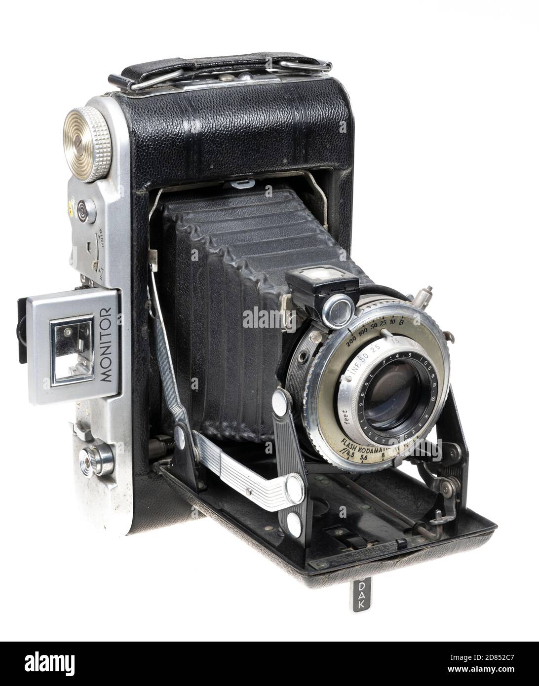 Fotocamera con film a rullo KODAK Monitor Six-20 realizzata tra il 1939 e il 1948 Foto Stock Fotocamera con film a rullo KODAK Monitor Six-20 realizzata tra il 1939 e il 1948 Foto Stock