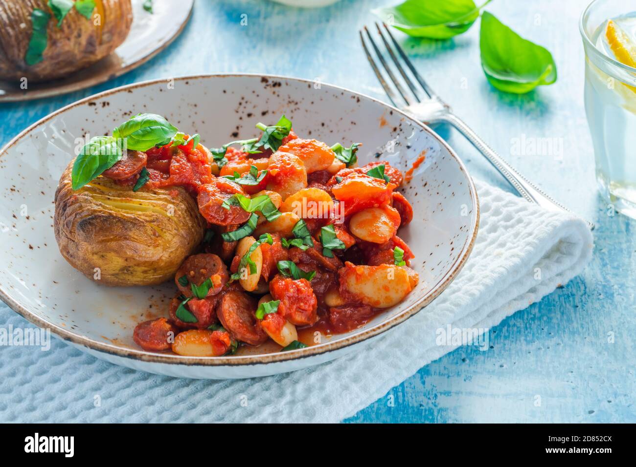 Chorizo e stufato di farfalle con patata di giacca cotta al forno Foto Stock