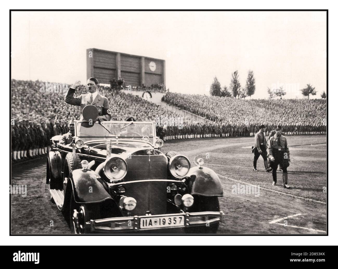 Anni '30 Adolf Hitler ad un Hitler Youth Rally Norimberga nella sua auto Mercedes open top nel 1935. NSDAP Reichs Party Convention of Freedom Norimberga 10-16 settembre 1935 Foto Stock