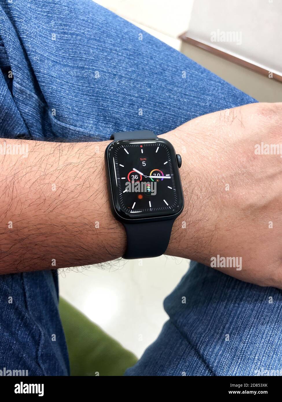 Dubai, Emirati Arabi Uniti - 5 luglio 2020: Un editoriale illustrativo di un Apple Watch Series 5 sul polso di un maschio adulto, seduto e la sua mano Foto Stock