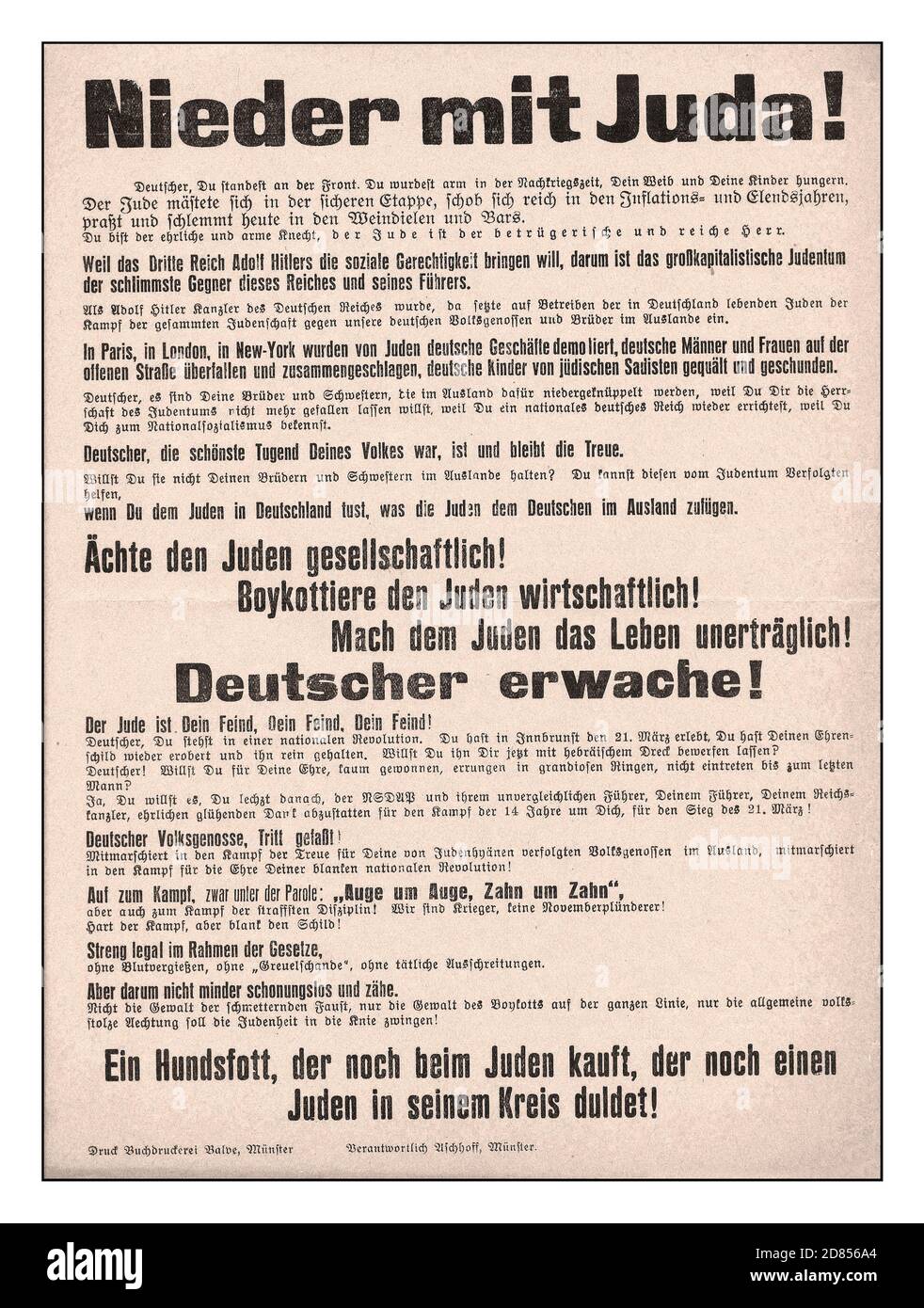 Pagina del poster anti-semita ebraico degli anni '30 d'epoca 'Down with Judah!' "Tedesco, sei stato davanti. Sei diventato povero durante il dopoguerra. Tua moglie e i tuoi figli hanno fame. L'ebreo si ingrassò tranquillamente dietro le linee e si arricchì durante gli anni dell'inflazione e della miseria. Oggi si sposa e si rinnova nei wine bar e nei night club. Tu sei il serf onesto e povero, l'ebreo è il signore ricco e mentito. Poiché il terzo Reich di Adolf Hitler vuole la giustizia sociale, il capitalismo ebraico è il peggior nemico di questo Reich e della sua Führer . Forti e violenti sentimenti anti ebrei per infiammare i tedeschi... Foto Stock