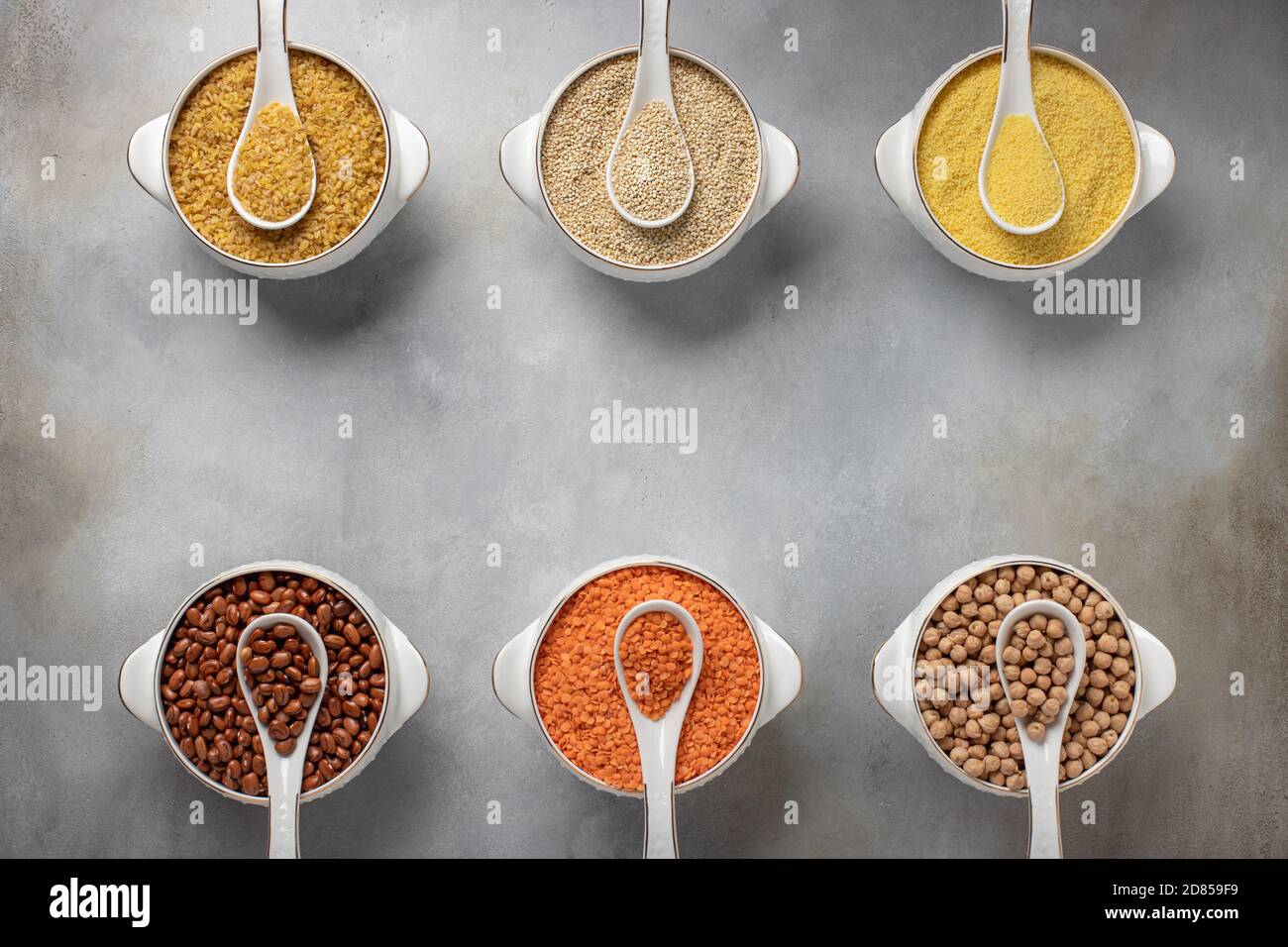 cereali diversi in ciotole (couscous, fagioli, quinoa, bulgur, lenticchie, ceci). cibo sano, concetto nutrizionale. posto per testo, vista dall'alto, banner. Foto Stock