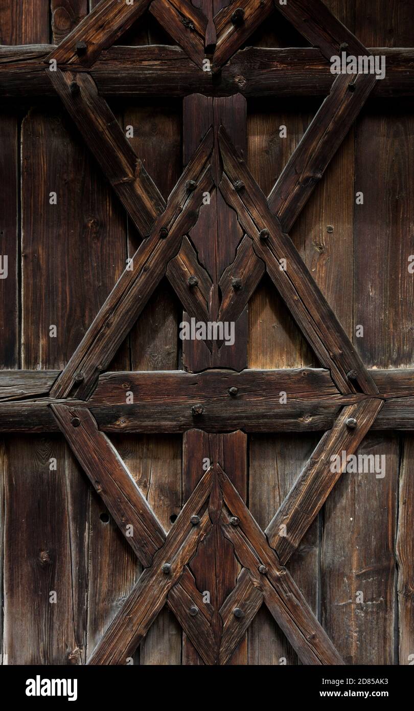Lavorazione del legno in un antico casale bavarese tradizionale Foto Stock