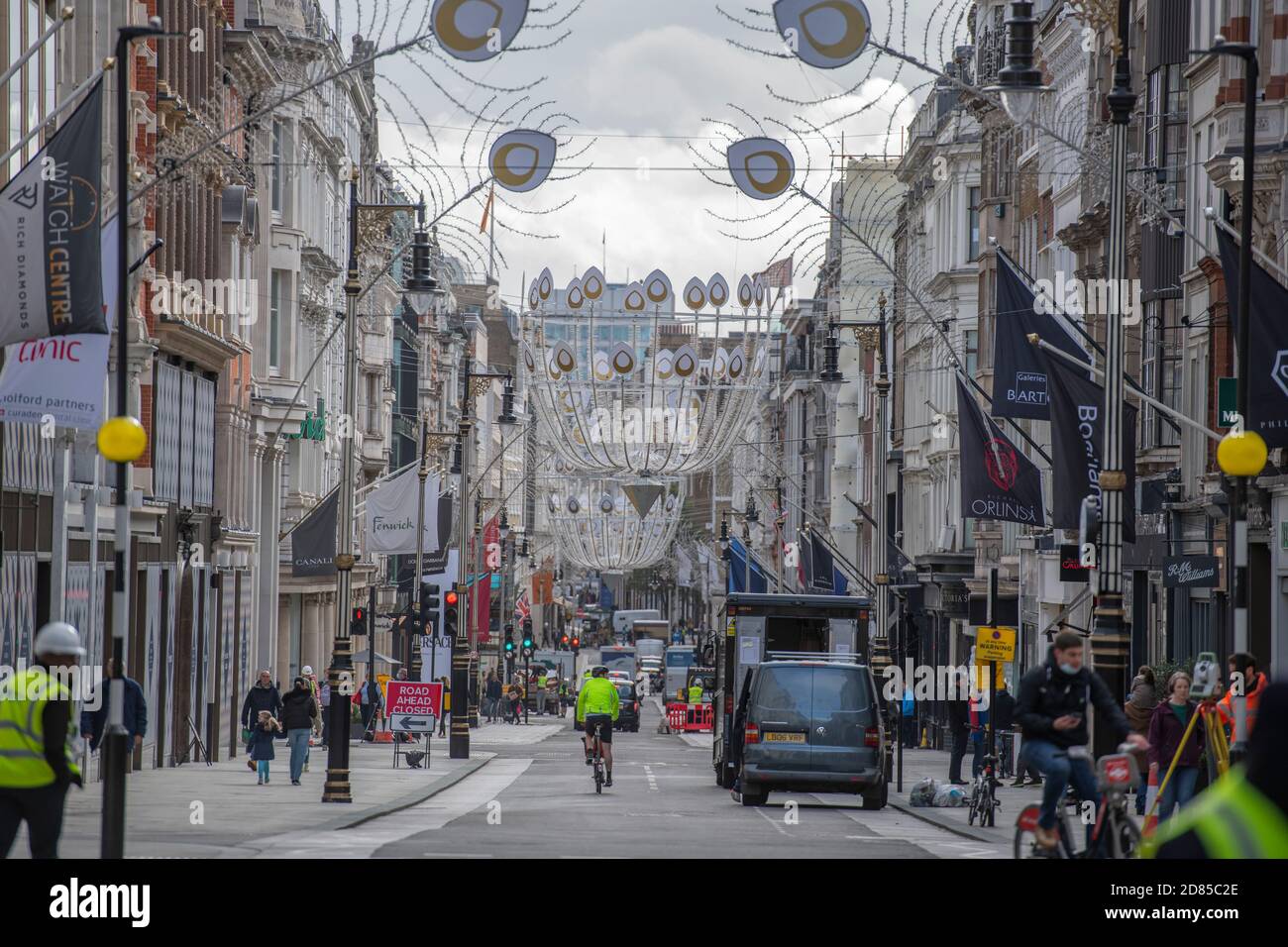 2020 installazioni di luci a New Bond Street nel centro di Londra, 26 ottobre 2020. Foto Stock