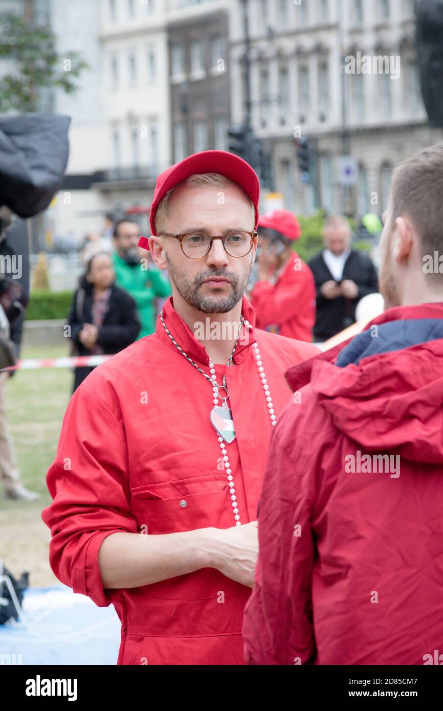 Londra, Regno Unito, 4 giugno 2019:- un protestante di Trump Babysitter che ha rilasciato un'intervista televisiva in Parliament Square Foto Stock