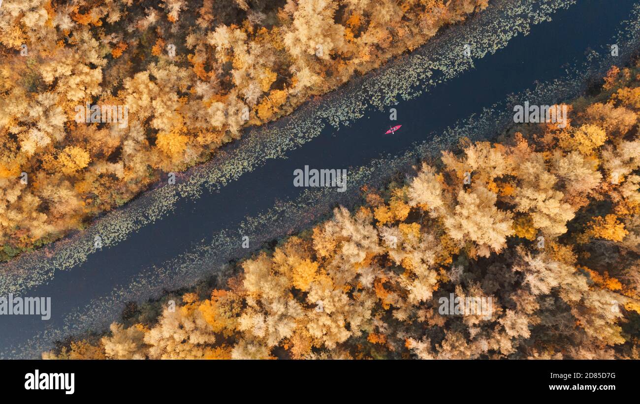 Vista aerea orizzontale sul kayak rosso sul fiume Dnieper nel giorno d'autunno, Kiev, Ucraina Foto Stock