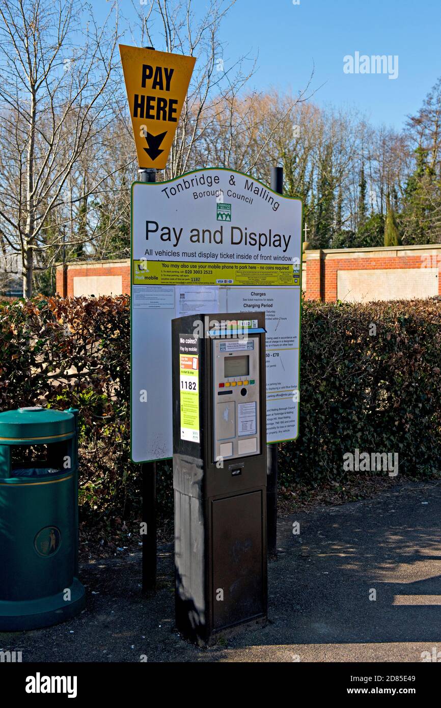 Un distributore di biglietti a pagamento e con esposizione in un parcheggio gestito da Tonbridge e Malling Borough Council, Tonbridge, Kent, Regno Unito Foto Stock